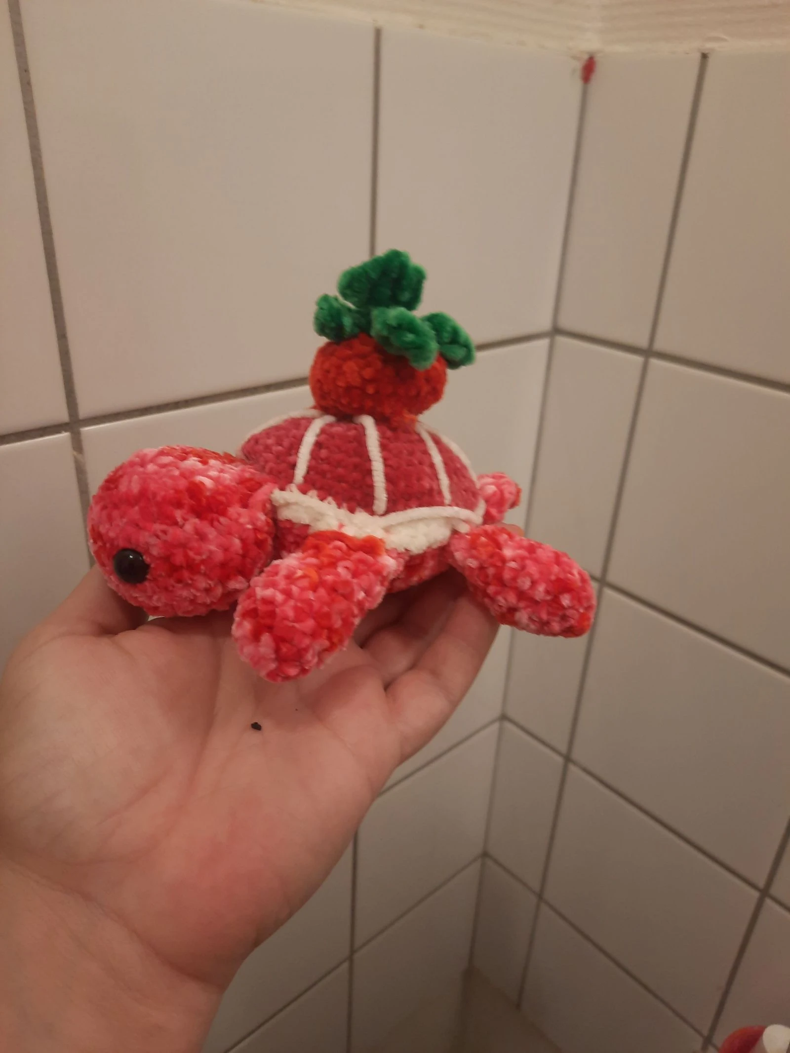 🍓 Tortue Fraise au crochet fait main – Collection Tortues Fruitées – Pièce unique 🐢 – photo 3